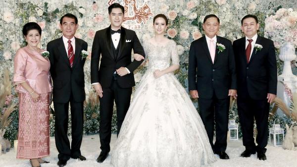 วันวิวาห์ พล.ต.อ.อดุลย์ แสงสิงแก้ว อดีต รมว.แรงงาน เป็นประธานในงานวิวาห์ระหว่าง กุลนิษฐ์ บุตรี ประเสริฐ–ลักษมี ทินะพงศ์ กับ ชุรวิญญ์ บุตร พล.ท.ปราโมทย์–ทิพยา ชนไมตรี ท่ามกลางความปลื้มปีติของบรรดาผู้มาร่วมอวยพร ที่โรงแรมมิราเคิล แกรนด์ วันก่อน.