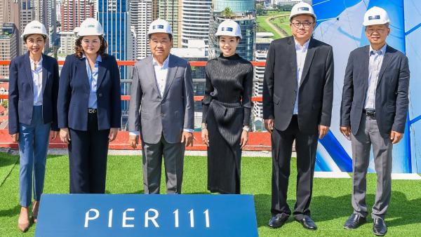 พร้อมเปิด สุรชัย โชติจุฬางกูร และ รุ่งรัตน์ วีระภาคย์การุณ จัดพิธีเทคอนกรีตปิดงานโครงสร้าง “Pier 111” อาคารสำนักงานแห่งใหม่ล่าสุด ในโครงการมิกซ์ยูส เดอะ มาร์เก็ต แบงคอก โดยมี สุฐิตา โชติจุฬางกูร และ มณีรัตน์ วิจิตรรัตนะ มาร่วมงานด้วย ที่ย่านราชประสงค์ วันก่อน.