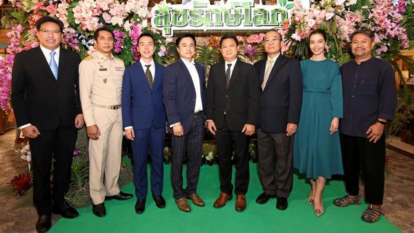 ช่วยโลก วิรัตน์ มนัสสนิทวงศ์ เปิดงาน “SOOKSIAM สุขรักษ์โลก” เพื่อปลูกจิตสำนึกให้เยาวชนรักสิ่งแวดล้อม จัดถึง 14 ก.ค. โดยมี ชยะพงส์ นะวิโรจน์, รวี อ่างทอง, ธวัชชัย แพงไทย, ม.ล.อรดิศ สนิทวงศ์ และ สุเมธ บุณยธนพันธ์ มาร่วมงานด้วย ที่ไอคอนสยาม วันก่อน.