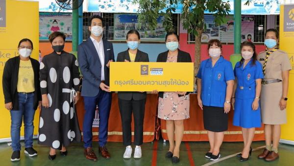 ให้น้อง วรรณิภา รุ่งเรือง และ นรุตม์ เจียรสนอง ในนามโรงภาพยนตร์กรุงศรี ไอแมกซ์ มอบเบอร์เกอร์, พาย, นม, ป๊อปคอร์นและน้ำดื่มกรุงศรี พร้อมหนังสือสำหรับห้องสมุด จากโครงการ “กรุงศรีมอบความสุขให้น้อง” โดยมี วิมล พิศเพ็ง เป็นผู้รับมอบ ที่โรงเรียนวัดคลองภูมิ วันก่อน.