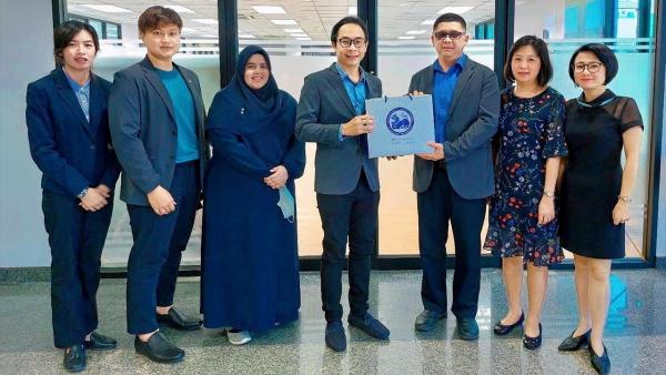 ช่วยพัฒนา ดร.วันฉัตร สุวรรณกิตติ รองเลขาธิการสภาพัฒน์ ให้การต้อนรับ ผศ.ดร.สุรวุฒน์ ช่อไม้ทอง คณบดีคณะรัฐศาสตร์ ม.สงขลานครินทร์ วิทยาเขตปัตตานี ในโอกาสเข้าหารือการจัดทำหลักสูตรระดับบัณฑิตศึกษาและพัฒนาหลักสูตรระดับปริญญาตรี ที่สภาพัฒน์ วันก่อน.