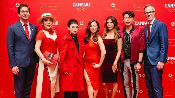 การกุศล ซิมโฟนี ลู และ เนียก แฮมเมอร์ จัดงาน “The Red Passion Project” พร้อมมอบเงินรายได้จำนวน 66,674.99 บาท ให้มูลนิธิอนุเคราะห์คนหูหนวก โดยมี ศศิวิมล ดารารัตนโรจน์ และ นุชนาถ ระวีแสงสูรย์ มาร่วมงานด้วย ที่โรงแรมดิ โอกุระ เพรสทีจ วันก่อน.