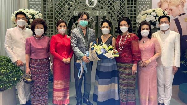 แฮปปี้เบิร์ธเดย์ สุริยน ศรีอรทัยกุล และ ม.ล.ปุญยนุช เกษมสันต์ ดุลยจินดา มอบช่อดอกไม้อวยพรวันเกิดให้ วนิดา สุโกศล โดยมี กรชนินทร์ บุณยเกียรติ, สุมิตรา ผลประสิทธิ์กูล, อรวรรณ จิรพิชิตชัย และ สราวุธ ฟื้นวงษ์เฟื่อง มาร่วมงานด้วย ที่บิวตี้เจมส์ เซ็นทรัลชิดลม วันก่อน.