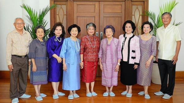 ชื่นมื่น มุกดา จิราธิวัฒน์ เอื้อวัฒนะสกุล และ รัตนา จิราธิวัฒน์ นรพัลลภ จัดงานเลี้ยงต้อนรับ อาเล็ก จรรยาทรัพย์กิจ และ ชาติชาย โฆษิตวัฒนฤกษ์ ผู้พิพากษาอาวุโส ศาลอุทธรณ์โดยมี สุกัญญา ประจวบเหมาะ และ นุชนาถ วสุรัตน์ มาร่วมงานด้วย ที่บ้านจิราธิวัฒน์ วันก่อน.