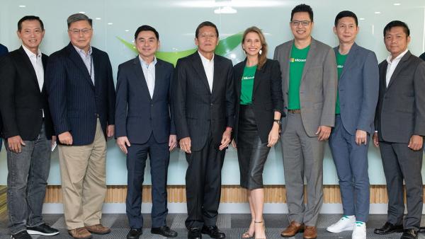 ภูมิใจ อัลเลน ลิว ยง เคียง และ สมชัย เลิศสุทธิวงค์ รับรางวัล “Microsoft Thailand Partner of the Year 2022” ในฐานะเอไอเอสเป็นพันธมิตรส่งมอบนวัตกรรมทางธุรกิจให้ลูกค้าด้วยเทคโนโลยีจากไมโครซอฟท์ โดยมี ธนวัฒน์ สุธรรมพันธุ์ มาร่วมงานด้วย ที่อาคารเอไอเอส 1 วันก่อน.