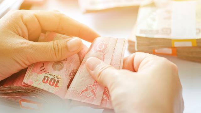 .อาคม เติมพิทยาไพสิฐ สั่งแบงก์รัฐตรึงดอกเบี้ย.