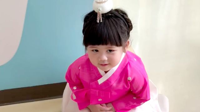 หยุดน่ารักกี่โมง น้องเกล ลูกแม่ชม ใส่ชุดฮันบก แปลงโฉมเป็นจอมนางตัวน้อย