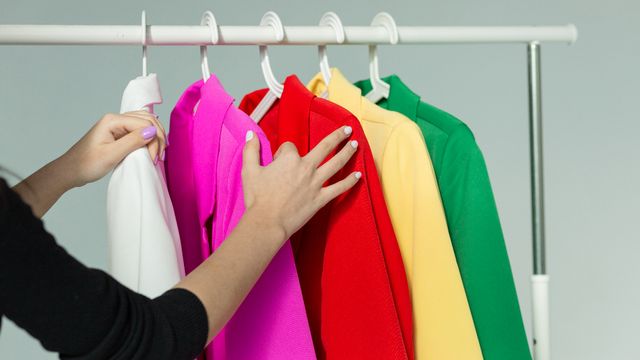 สีเสื้อมงคลวันหวยออก 1 กุมภาพันธ์ 2568 งวดนี้ใส่เสื้อสีอะไรนำ