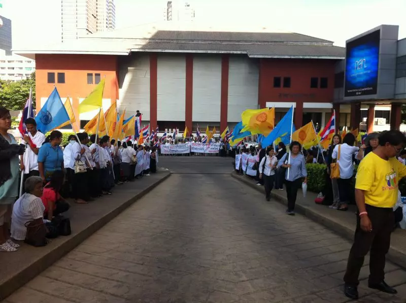 ม็อบพระสงฆ์บุก กสทช. จี้ยุติร่างฯวิทยุ-เพิ่มกำลังส่ง1พันวัตต์
