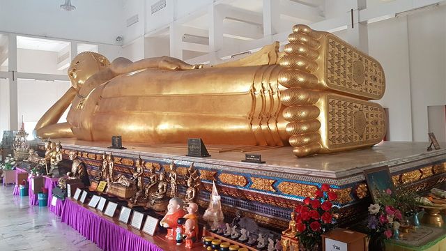 ใครกำลัง "หมดหวัง" มักมาขอ "แรงใจ" ใครกำลัง "เริ่มต้นใหม่" มักขอ "ทางสว่าง"
