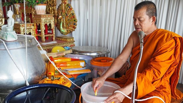 ปาฏิหาริย์น้ำมนต์เดือนเพ็ญ พลังจันทร์ปรับธาตุเปลี่ยนกรรม