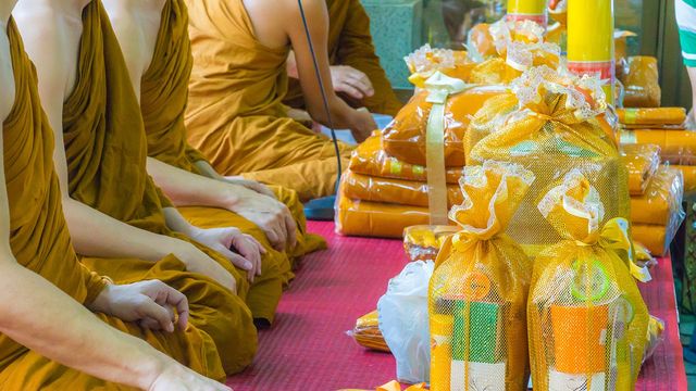 "ปัญญา" นำ "ศรัทธา" สังฆทานเติมแต้มบุญ