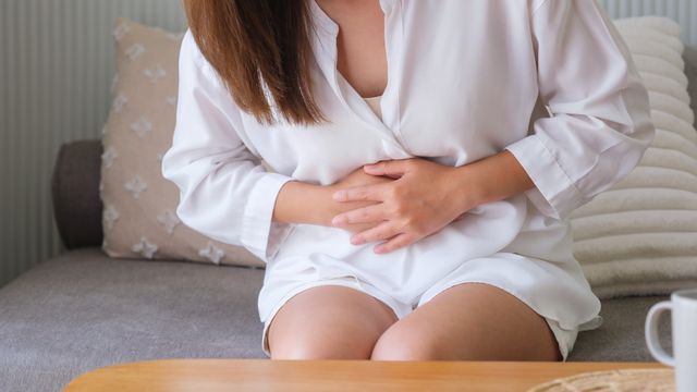 "พังผืดในช่องท้อง" คืออะไร อันตรายไหม เช็กสาเหตุ อาการ และวิธีป้องกันก่อนเสี่ยงลำไส้อุดตัน