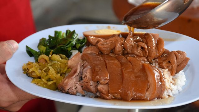 “ขาหมูชินเขต” ใส่ใจเป็นพิเศษ กระเทียมยังปอกเปลือก