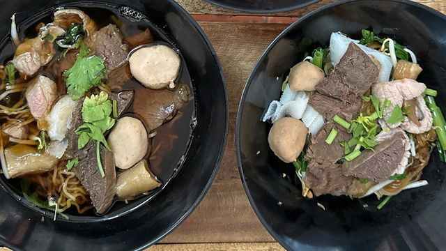 “ก๋วยเตี๋ยวเนื้อเตาถ่านตา–ยาย 50 ปี” ซอยไผ่สิงโต