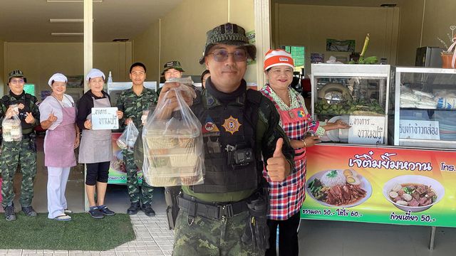 ทหารแนวหน้ากินฟรี แม่ค้าเปิดเลี้ยงแทนคุณ