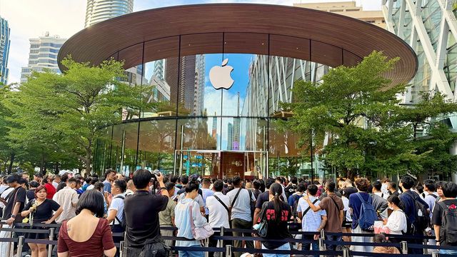 แฟนแอปเปิลแห่รับ iPhone 18 Pro คึกคักทั่วไทย