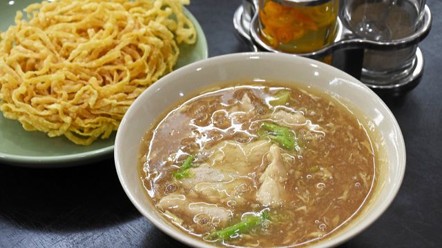 “เล่าเซียง ราดหน้าสูตรโบราณ” เส้นหอมจนต้องลงจากม้ามากิน