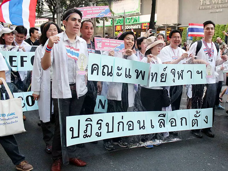 ประมวลภาพ ปรากฏการณ์เสื้อกาวน์แสดงพลัง ปฏิรูปก่อนเลือกตั้ง!