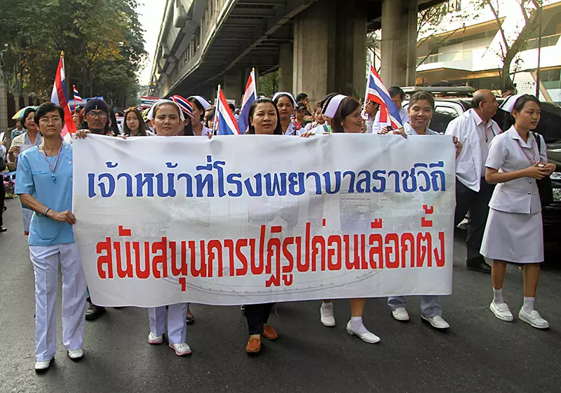ประมวลภาพ ปรากฏการณ์เสื้อกาวน์แสดงพลัง ปฏิรูปก่อนเลือกตั้ง!