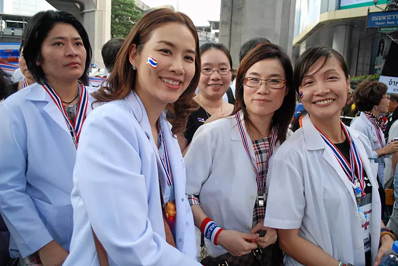 ประมวลภาพ ปรากฏการณ์เสื้อกาวน์แสดงพลัง ปฏิรูปก่อนเลือกตั้ง!