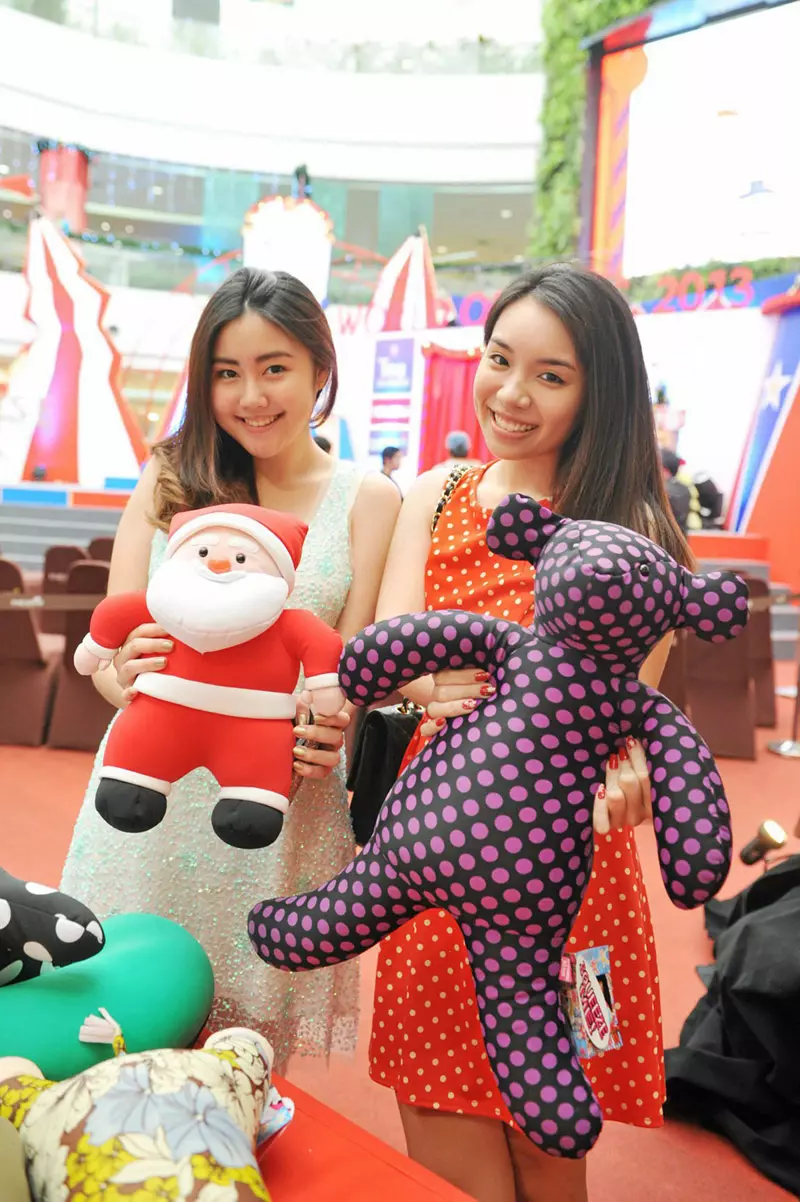 พาราไดซ์พาร์คจัดเต็ม เลือกของขวัญปีใหม่ให้กัน