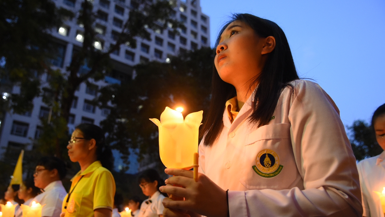 ประชาชนและบุคลากร รพ.ศิริราช จุดเทียนรำลึกวันคล้ายวันสวรรคต ในหลวง ร.9
