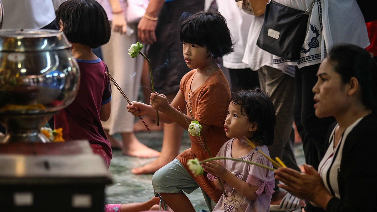 พุทธศาสนิกชน ร่วมเวียนเทียน"อาสาฬหบูชา" รอบพระเจดีย์ศรีมหาธาตุ