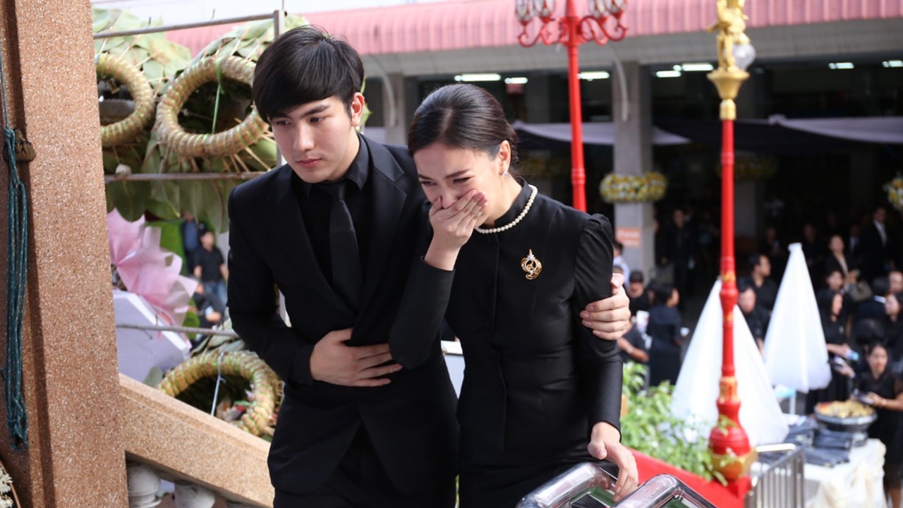 ประมวลภาพ มุก-เมฆ ส่งคุณพ่อครั้งสุดท้าย ร้องไห้แทบขาดใจ 