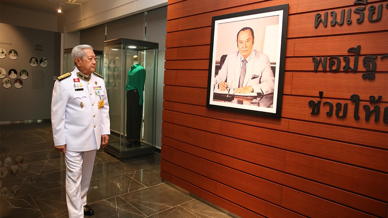 โปรดเกล้าฯ พล.อ.สุรยุทธ์ ผู้แทนพระองค์ ประกาศเกียรติคุณ บุคคลสำคัญของโลก กำพล วัชรพล