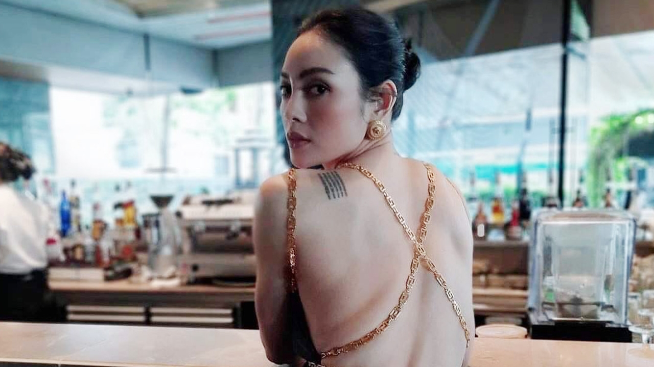 ตั๊ก บงกช เผยเบื้องหลังถ่ายปกนิตยสาร ในเดรสหรูโชว์แผ่นหลังสุดแซ่บ