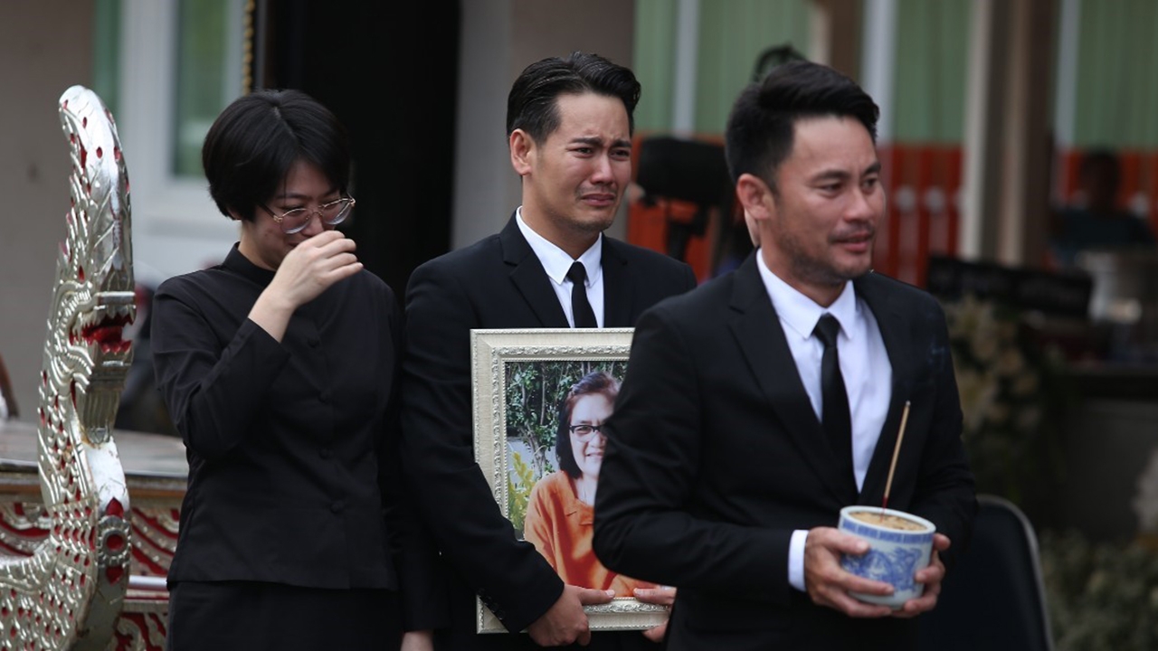 สุดอาลัยประมวลภาพฌาปนกิจ คุณแม่อ๊อฟ ปองศักดิ์ 4 พี่น้องร้องไห้หนัก (คลิป)