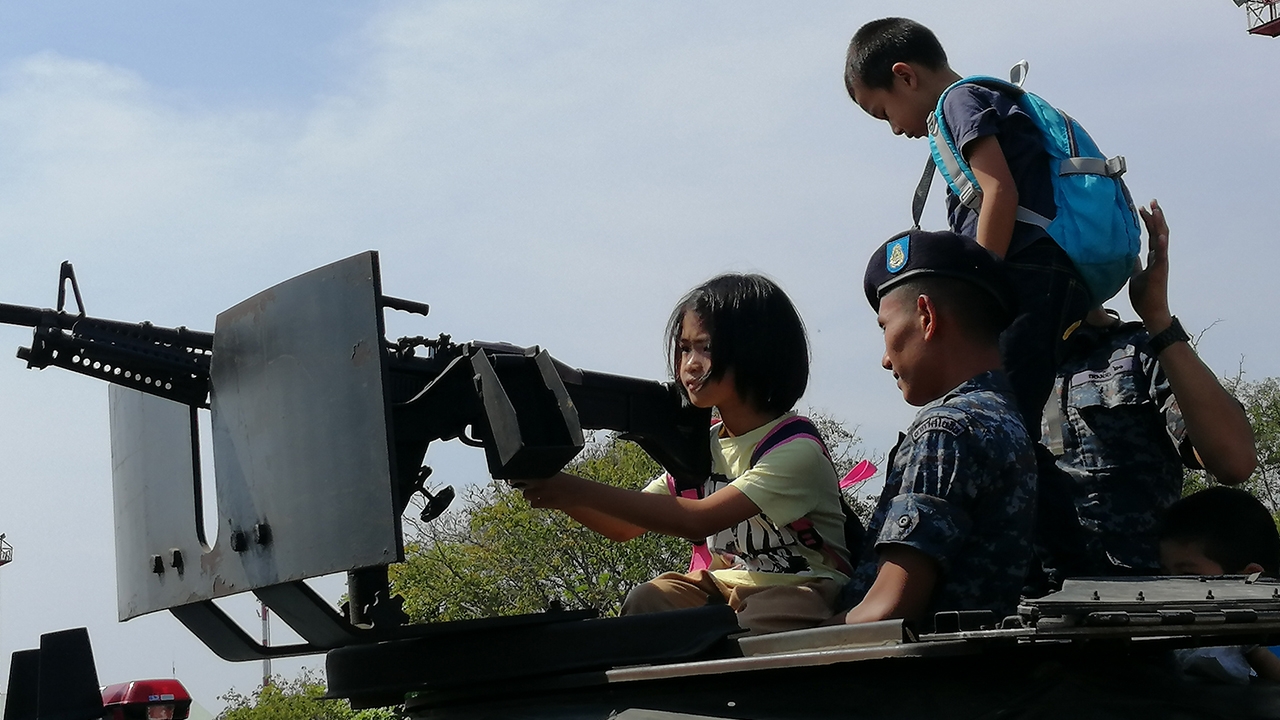 อีสานหลายจังหวัดเปิดค่ายทหาร จัดงานวันเด็ก ขนอาวุธ นำเครื่องบินโชว์ 