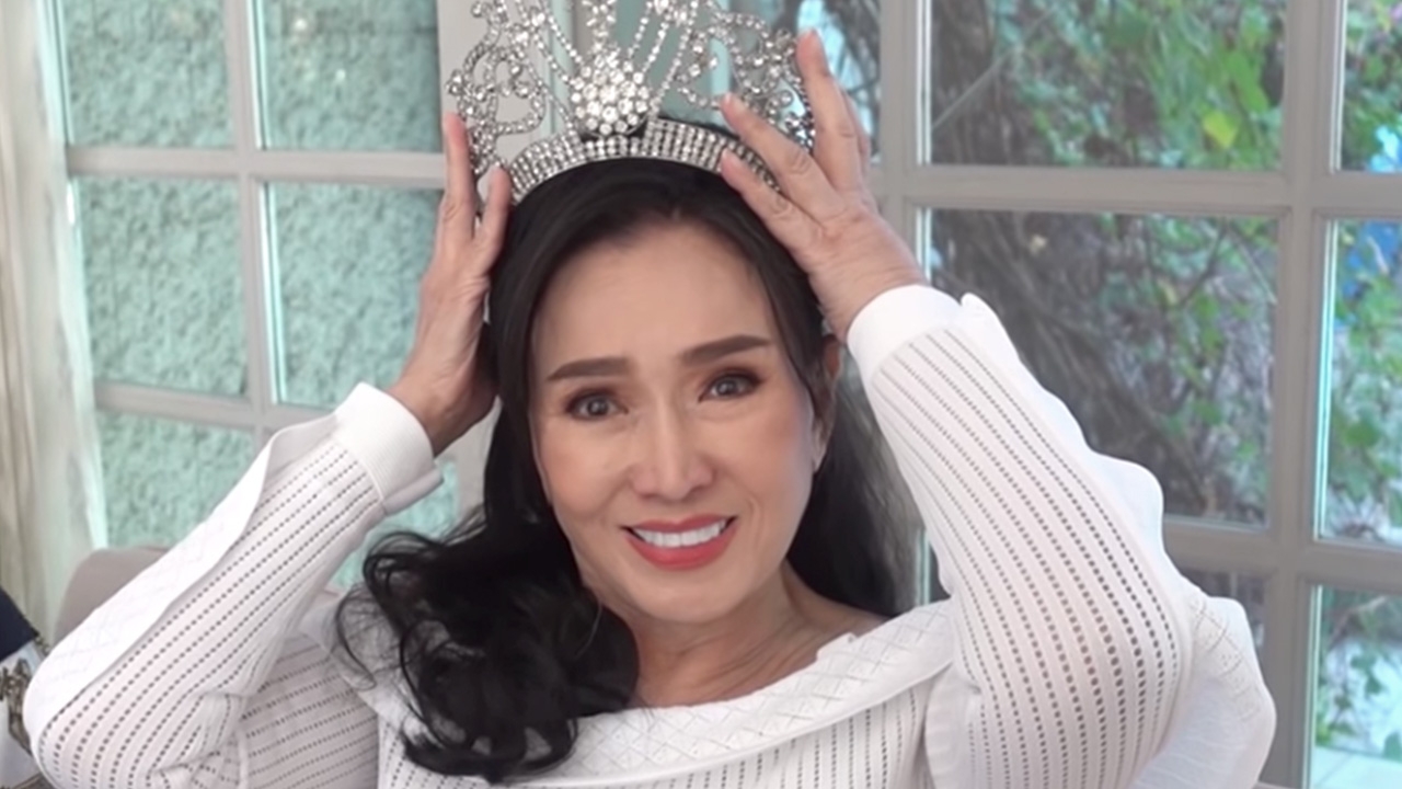 มีก้า-มีญ่า พาบุกบ้านคุณย่าปุ๊ก ดูมงกุฎนางงามจักรวาลอันแรกของไทย (คลิป)