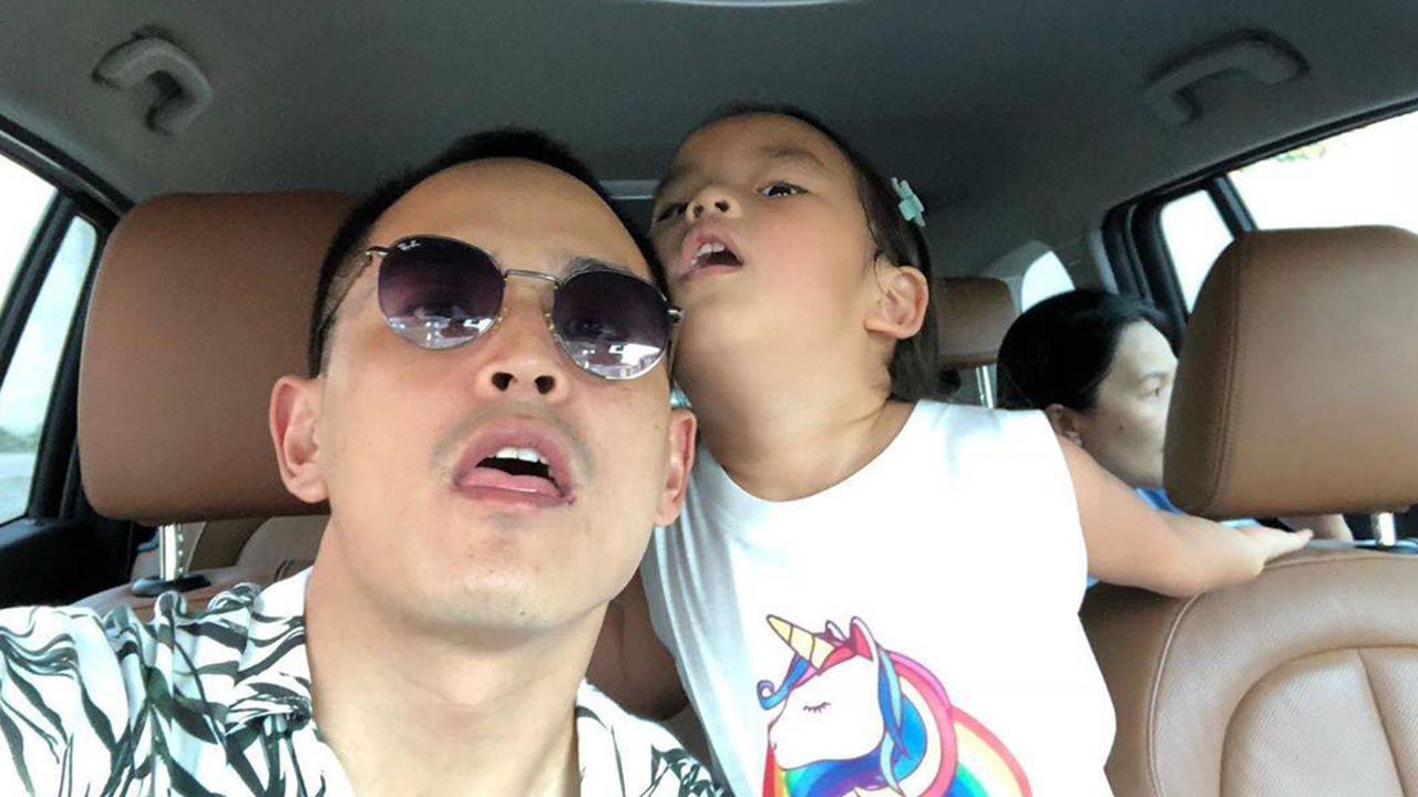 สงกรานต์ โต้กลับชาวเน็ต หลังเจอแขวะเที่ยวกับ แมท จนไม่มีเวลาให้ลูกสาว