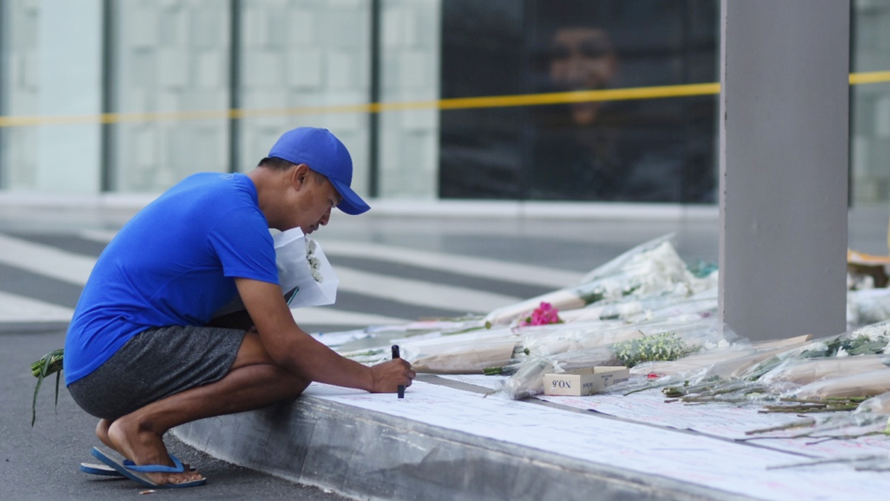 ประมวลภาพเช้านี้ ช่อดอกไม้เรียงรายหน้าเทอร์มินอล 21 อาลัยเหตุกราดยิง