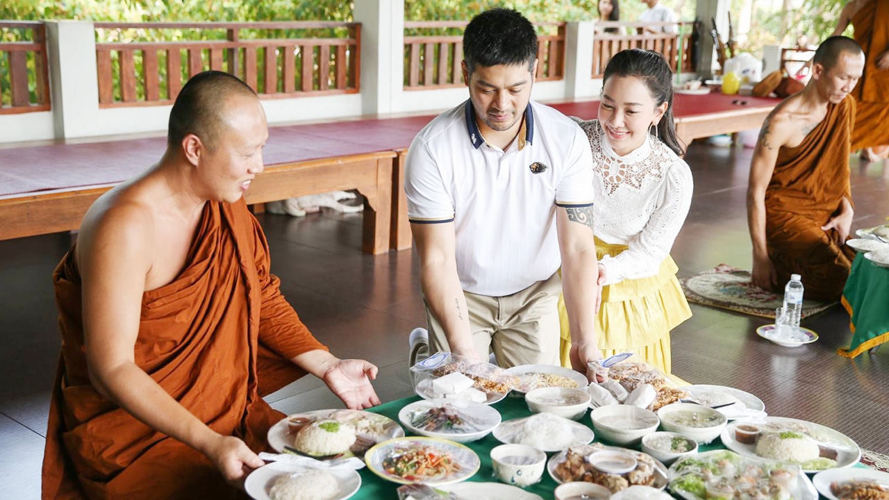 คู่รักใจบุญ นุ่น-ต๊อด ชวนกันขึ้นเหนือ มอบทุนการศึกษาให้เด็กๆ จ.ลำปาง