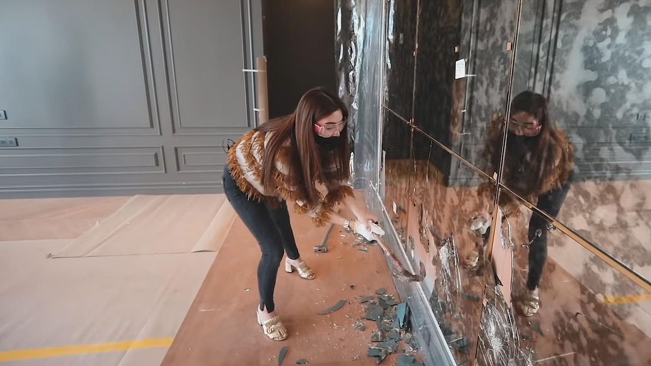 ใส่ใจรายละเอียด วุ้นเส้น ตรวจคอนโด 30 ล้าน ทุบกระจกทิ้งเองจนได้เลือด (คลิป)