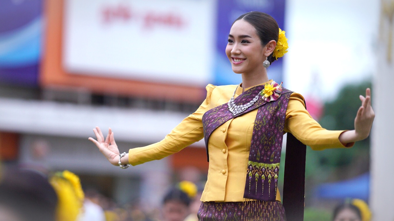 สวยสง่า! มิน พีชญา รำบวงสรวงฉลอง 222 ปีเมืองขอนแก่น พร้อมนางรำนับแสนคน