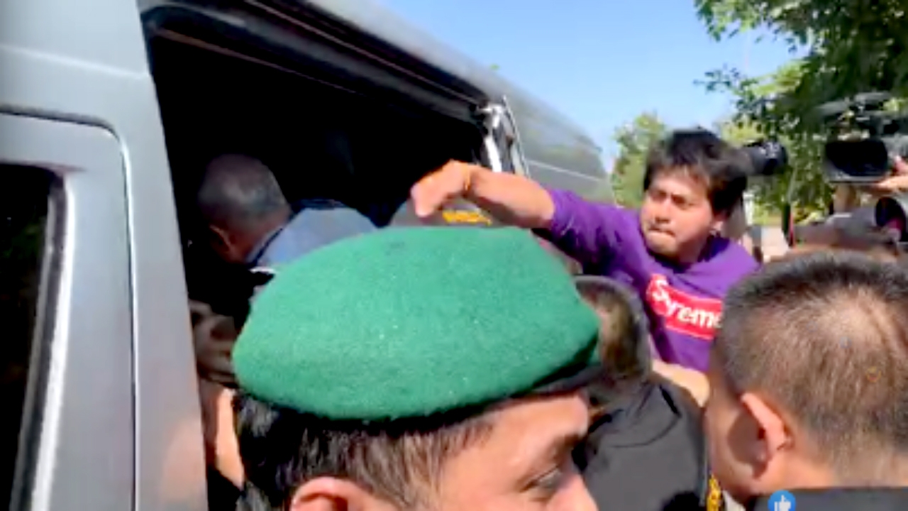 เปิดภาพตำรวจคุมตัว "สมคิด พุ่มพวง" ทำแผนฯ หวิดโดนรุมประชาทัณฑ์