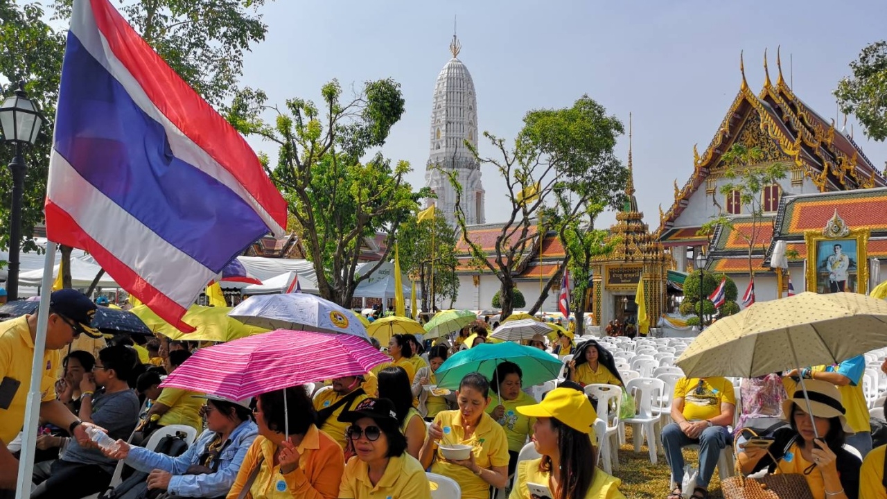 พสกนิกร เฝ้าฯรับเสด็จ "ในหลวง" เสด็จพยุหยาตราทางชลมารค 