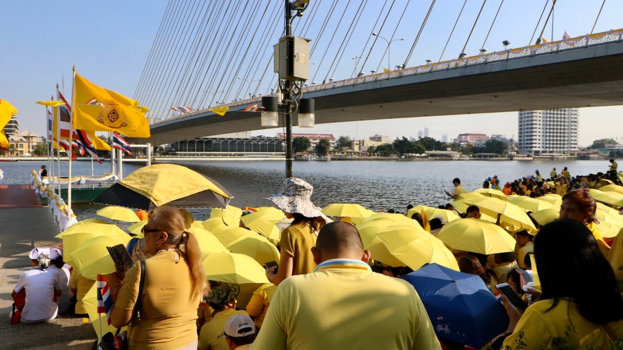 ยิ่งใกล้เวลา ประชาชนจับจอง เฝ้ารอชมพระบารมี "ในหลวง-พระราชินี" เนืองแน่น