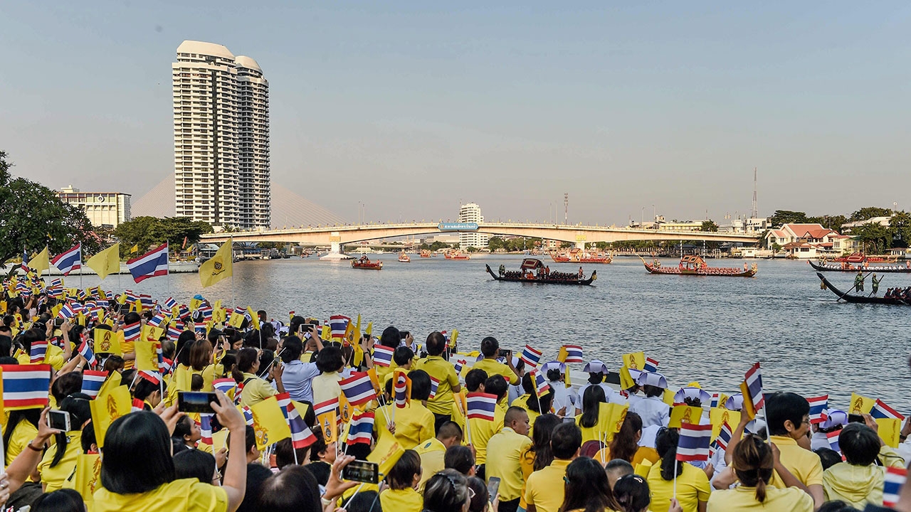 พสกนิกรเฝ้าฯ รับเสด็จ ขบวนพยุหยาตราทางชลมารค ตลอด 2 ฝั่งแม่น้ำเจ้าพระยา