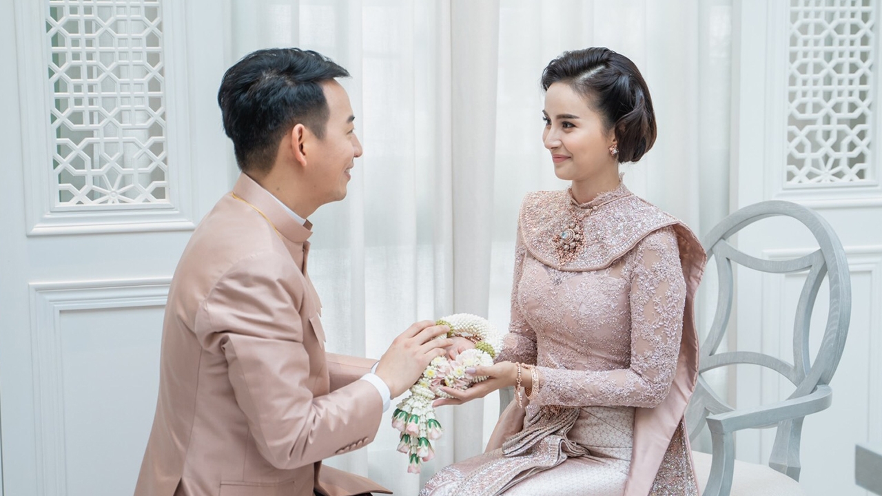 ชมภาพพิธีแต่งงาน น้ำฝน-อาร์ม สวมผ้าไทยงดงามตระการตา สมการรอคอย