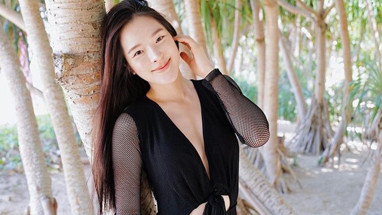 แจ่มจริง ปันปัน สุทัตตา อวดผิวขาวแสบตาในชุดว่ายน้ำสีดำ  