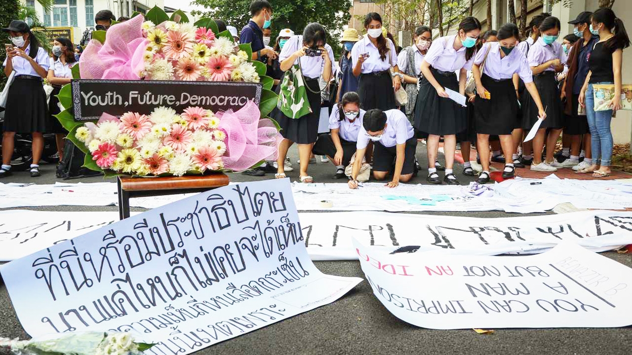 เตรียมอุดมก็มา แฟลชม็อบขาสั้น ติดแฮชแท็ก #เกียมอุดมไม่ก้มหัวให้เผด็จการ