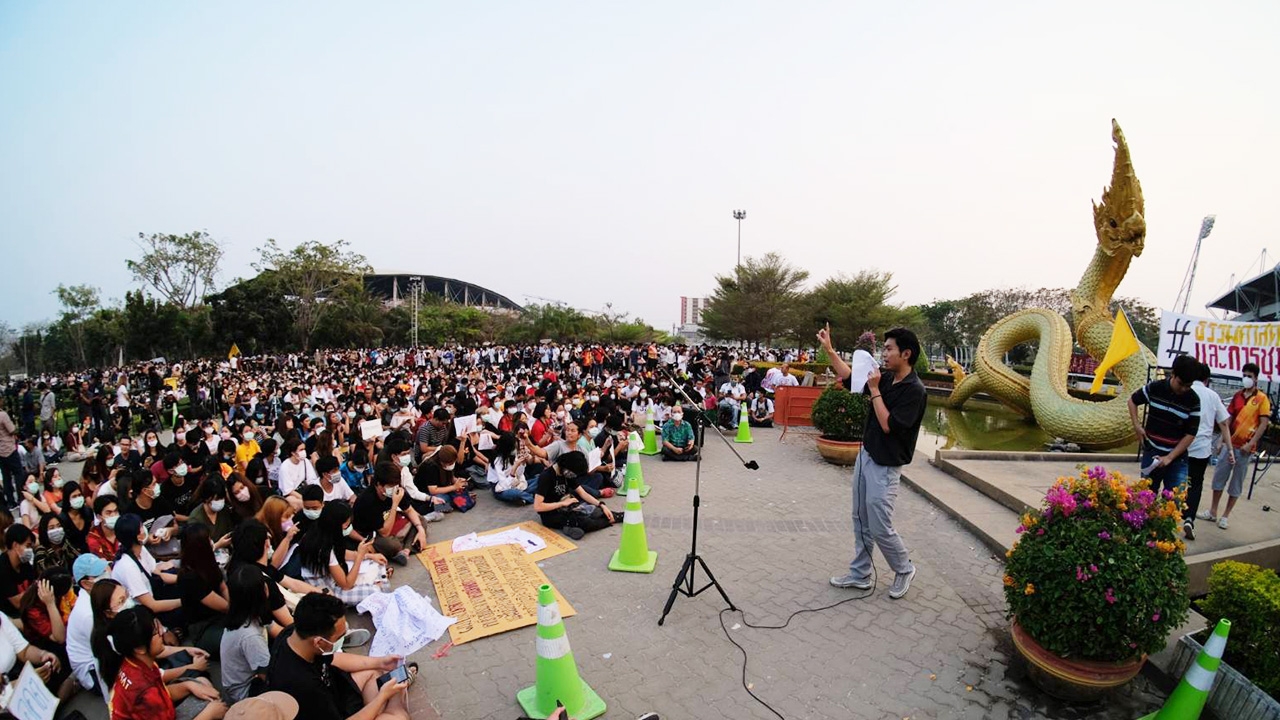 กลุ่มนักศึกษาร่วมชุมนุม #ธรรมศาสตร์และการชุมนุม เต็มลานพญานาค มธ.รังสิต
