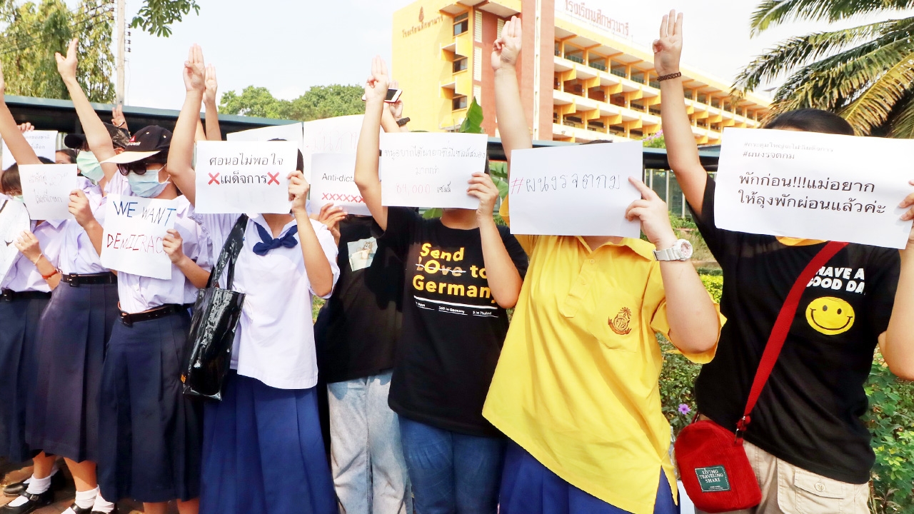 แฟลชม็อบเด็กมัธยม "ศึกษานารี" พร้อมใจชู 3 นิ้ว #กระดุมใหญ่จะไฝว้เผด็จการ