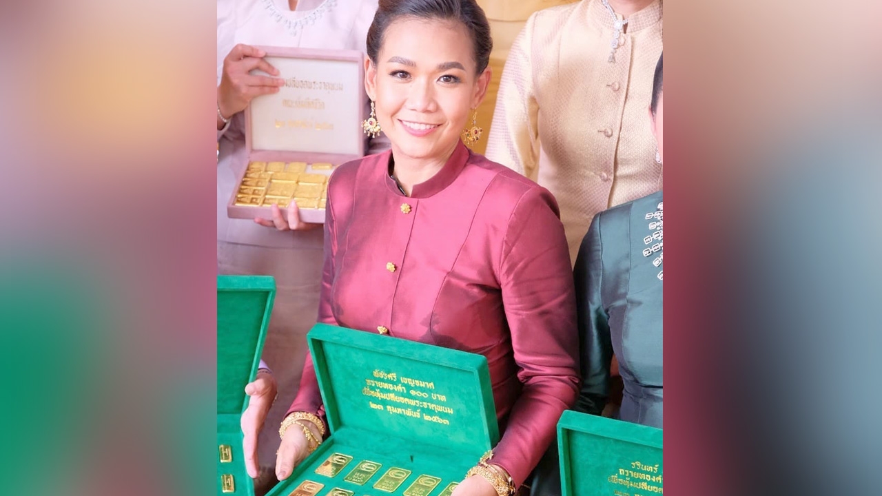 กาละแมร์ ร่วมถวายทองคำ 94 ล้านบาท ทำบุญหุ้มยอดพระธาตุพนมส่วนฐาน 