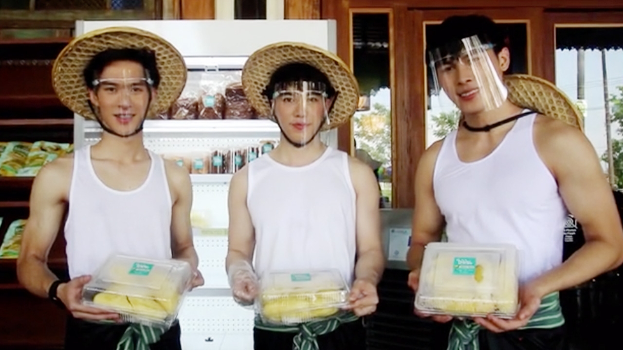 เอาใจคนรักทุเรียน ร้านดังเชียงใหม่ จัดหนุ่มหล่อกล้ามโตสร้างสีสันการขาย